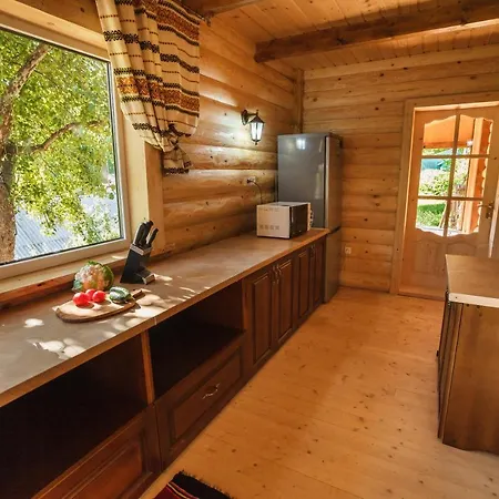 Lodge хата різьбяра