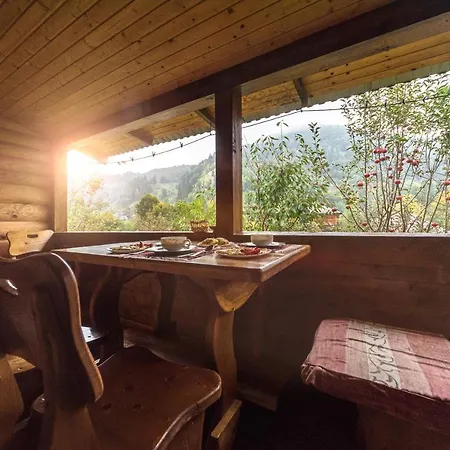 Lodge хата різьбяра